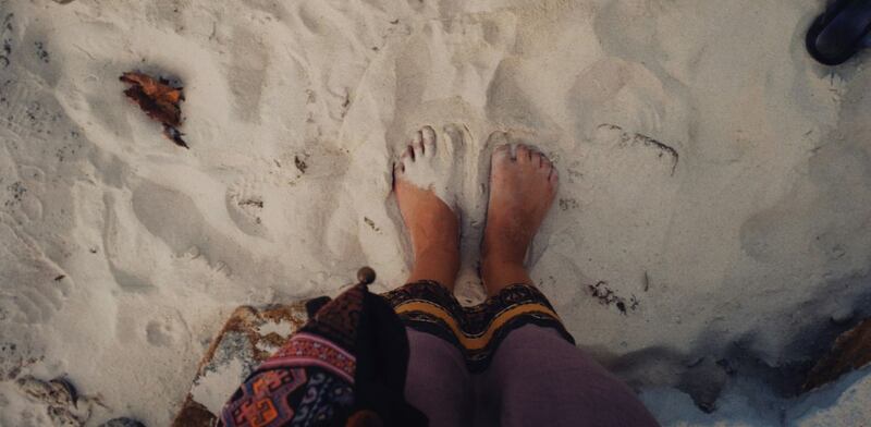 Grounding piedi nella sabbia