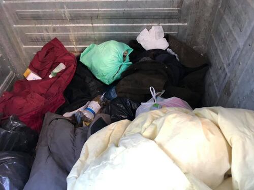 Il clochard a cui gettano le coperte? "Con l'elemosina incassa 1800 euro al mese"