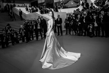 Bella Hadid strega il red carpet a Cannes. Guarda il look 2