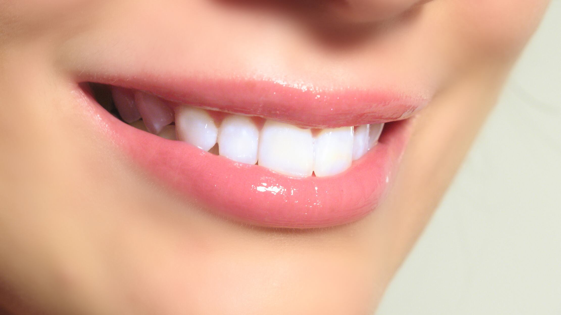 Sorrisi, tacchi e specchi Le sorprendenti "regole" del guru anti-cancro