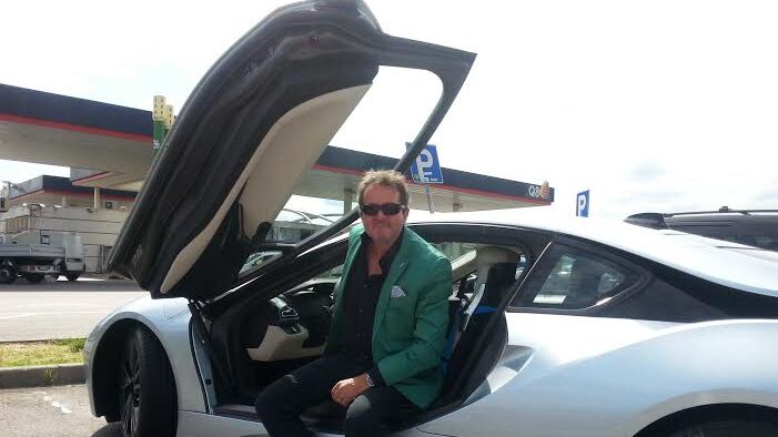 Bmw i8, in viaggio tra i paesi su un'astronave verde