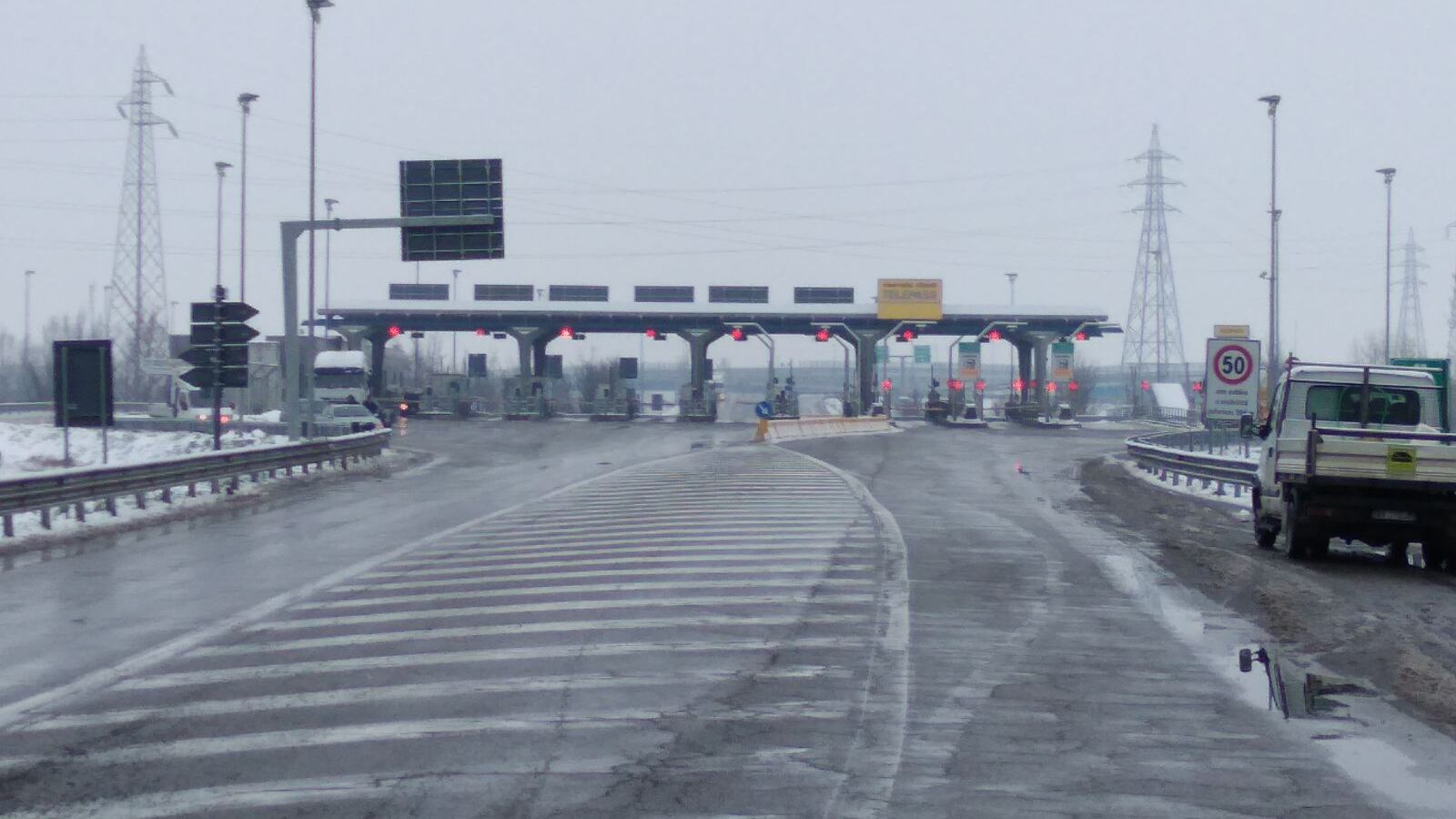 Maltempo con pioggia gelata: chiusi tratti su A1 e sulla A26