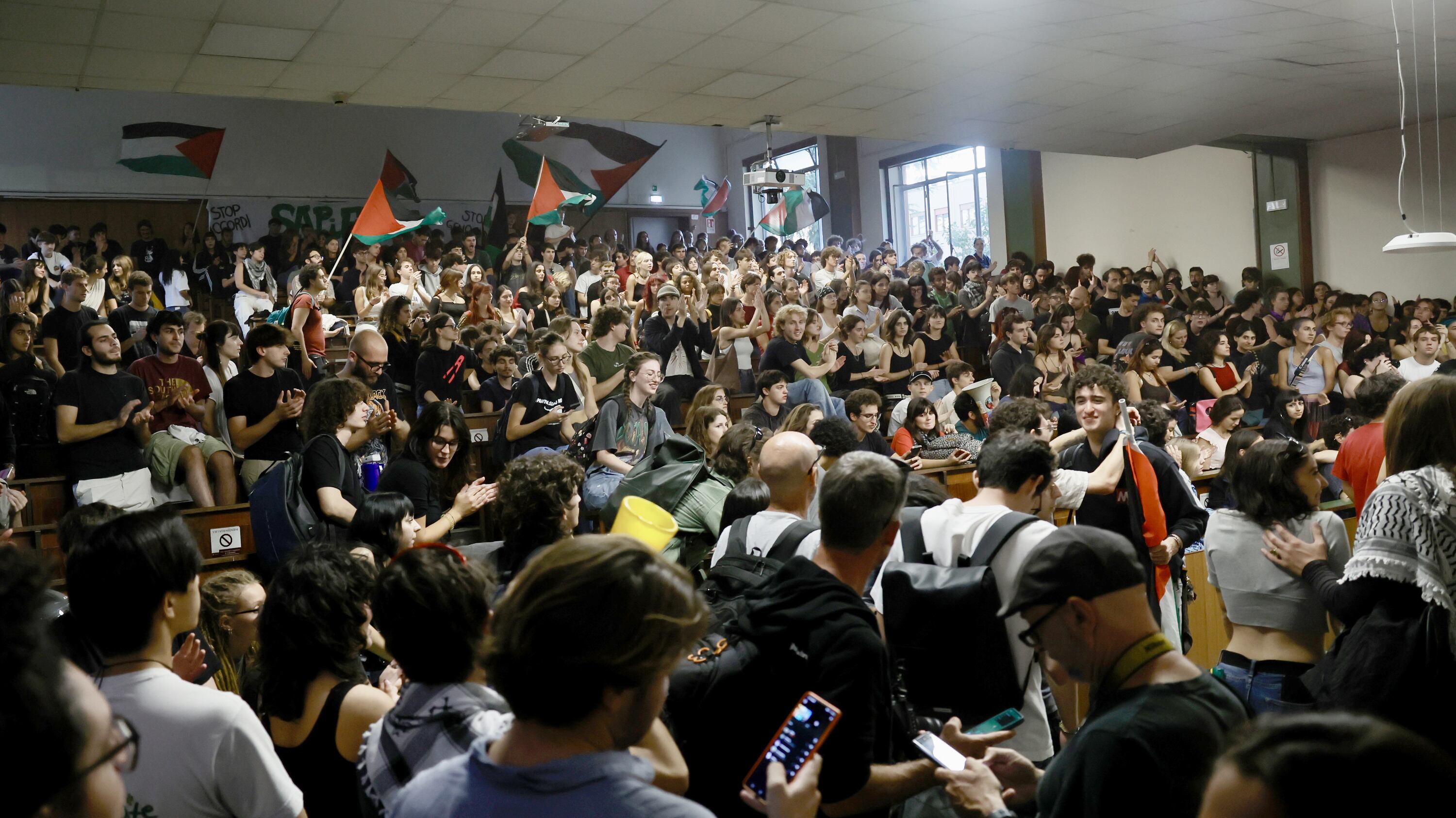 Corteo pro Pal alla Sapienza: occupata la facoltà di Scienze politiche