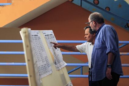 Il popolo greco al voto. Anziani e bambini alle urne per un nuovo governo 9