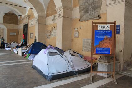 Dentro la basilica "occupata" dai movimenti per la casa 6