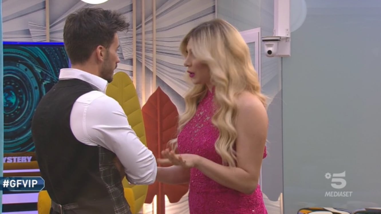 Gf Vip, entra Paola Caruso contro Gonzalez: "Se ti strusci con una ragazza lei pensa di piacerti"