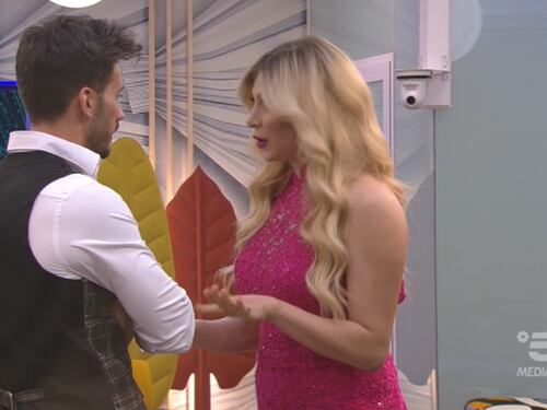 Gf Vip, entra Paola Caruso contro Gonzalez: "Se ti strusci con una ragazza lei pensa di piacerti"