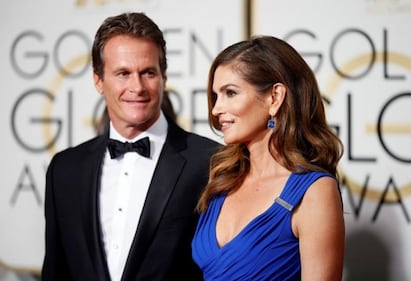 Cindy Crawford hot, in topless e jeans per Vogue 31