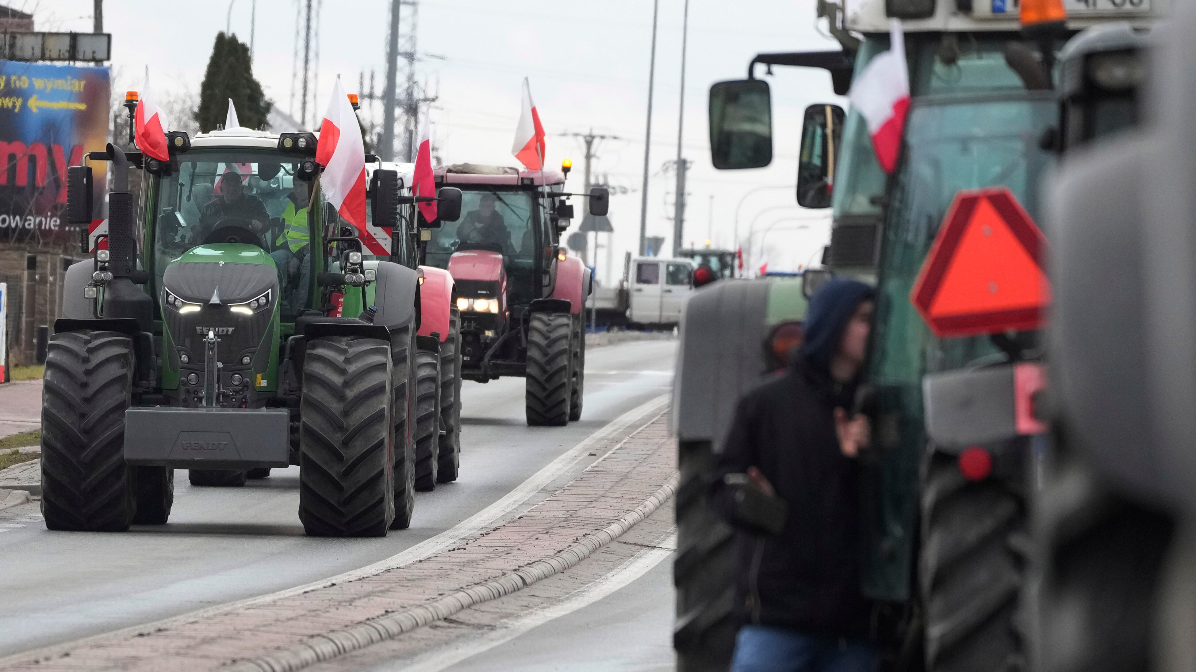 Blitz dei contadini, bloccato un valico con la Germania: cosa succede in Polonia