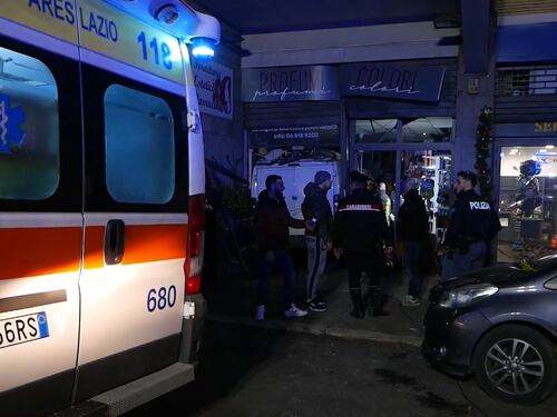 Furgone sfonda la vetrina di una profumeria. Paura a Roma: 5 feriti