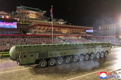 Missli e nuove armi: le foto della super parata militare nordcoreana 3