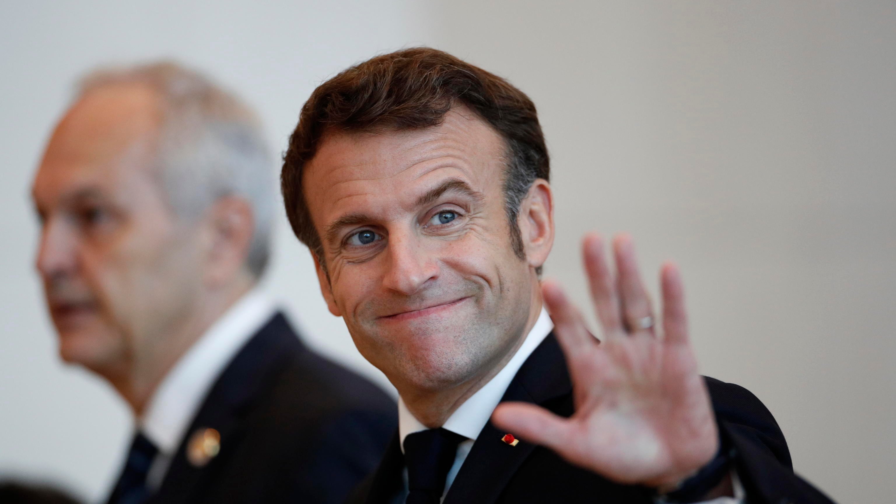 Macron vola in Qatar e a Parigi scoppia la bufera