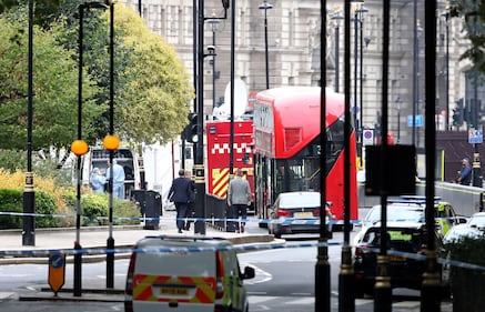 Londra, auto contro il parlamento 8