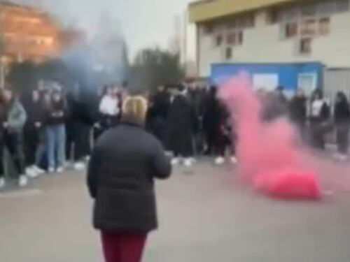 Spari contro il corteo di studenti: la follia di madre e figlio