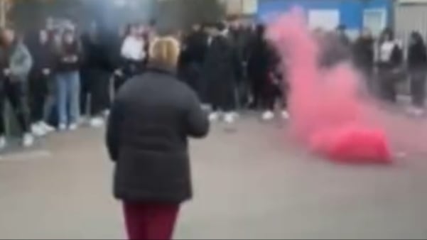 Spari contro il corteo di studenti: la follia di madre e figlio