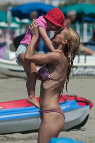 Michelle Hunziker, sexy in spiaggia con le figlie 10