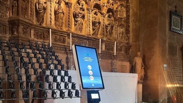 Il "totem" in chiesa per fare l'elemosina con la carta di credito