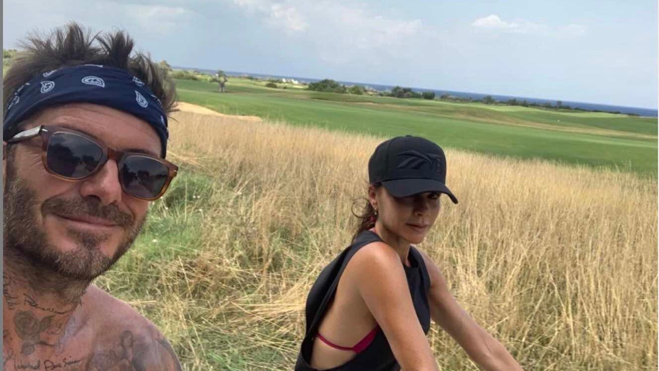 I Beckham in Puglia, tra passeggiate in bici, cibo e le "scarpette" di David