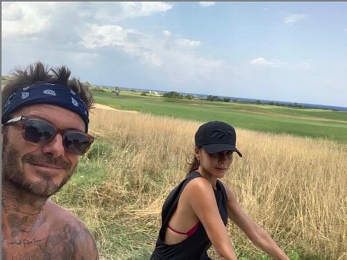 I Beckham in Puglia, tra passeggiate in bici, cibo e le "scarpette" di David