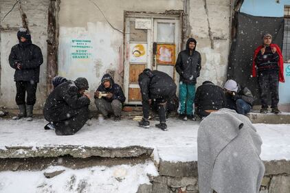 A Belgrado immigrati in coda per un pasto caldo 5