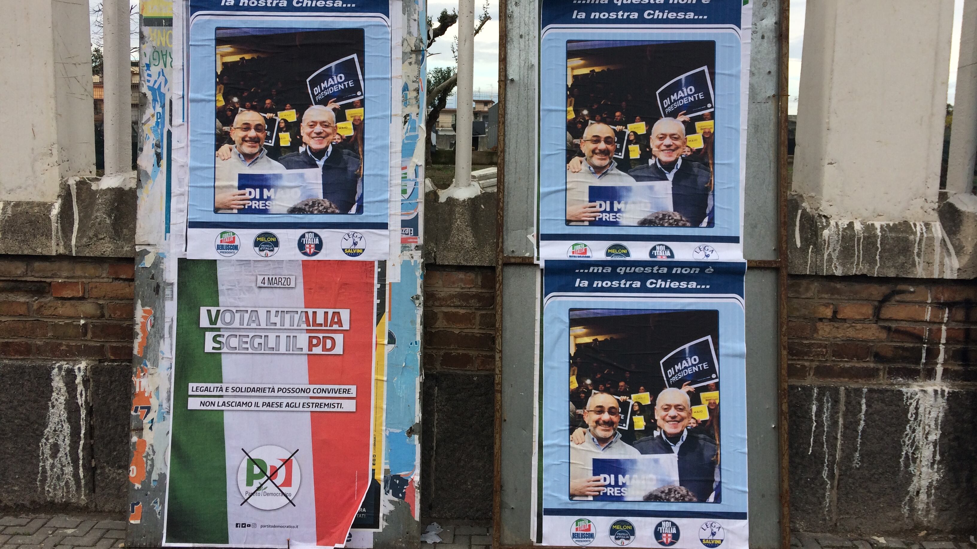 Sacerdoti al comizio di Di Maio. Il centrodestra insorge: "Non è la nostra Chiesa"