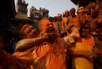 Polvere rossa, canti e balli: il Nepal celebra la primavera 4