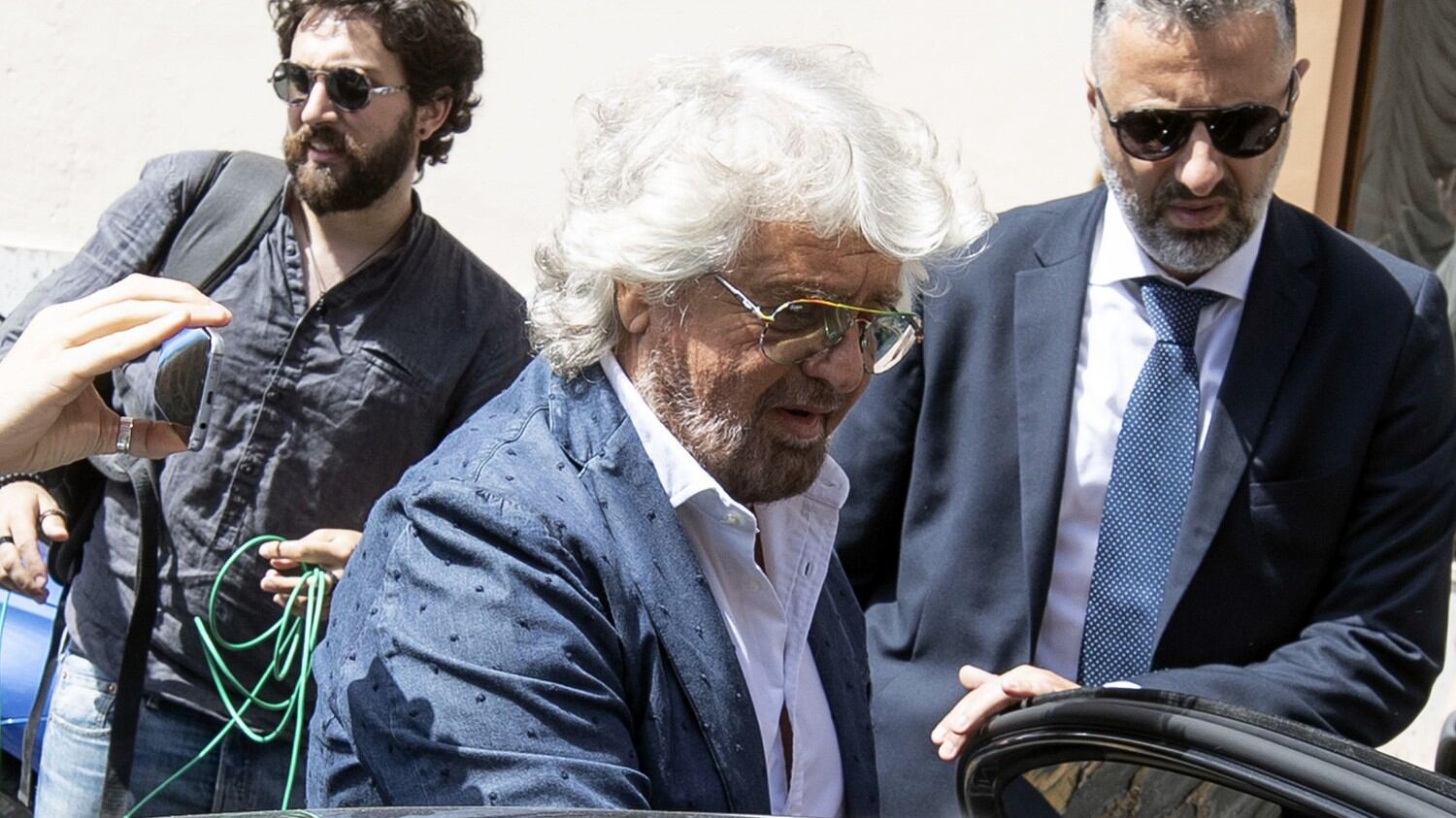 Follie di Grillo: sale in auto blu e vuole il sorteggio