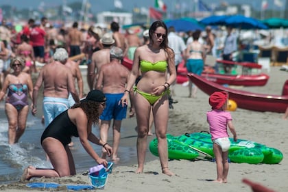 Michelle Hunziker, sexy in spiaggia con le figlie 3