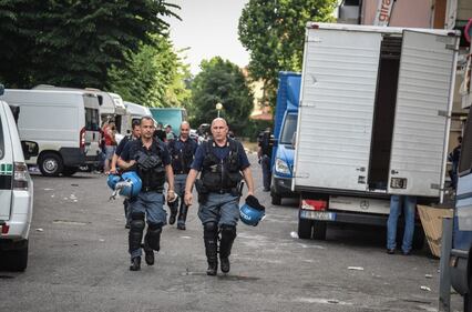 Blitz delle forze dell'ordine questa mattina in via Bolla 8
