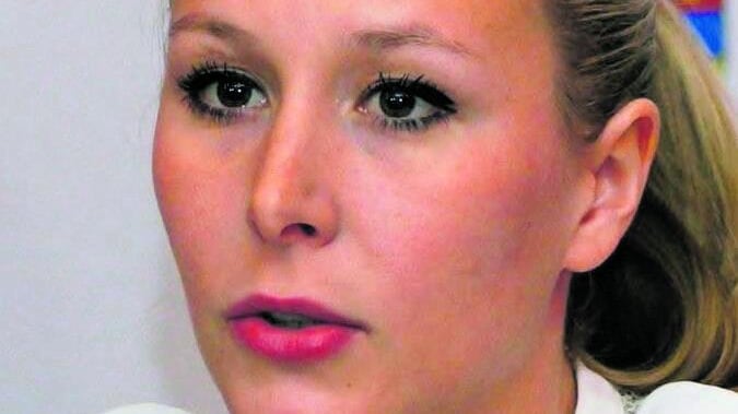 Bufera sulla coincidenza con gli scontri. E Marion Maréchal: "Altro caso Salis"