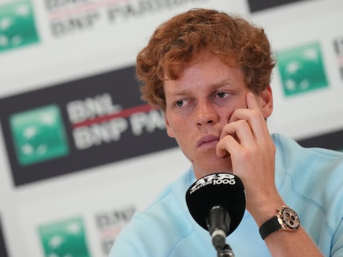 Dalla frecciata ai colleghi alla presunta fidanzata: il ritorno di Sinner agli Internazionali di tennis