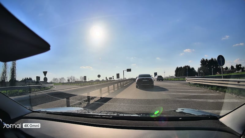 Pieno contro sole eppure la targa si legge benissimo