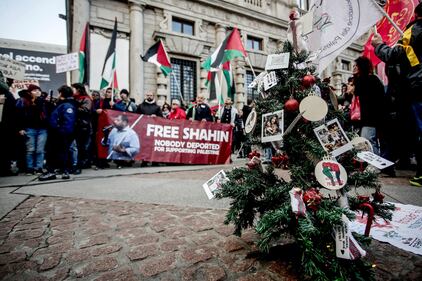 "Free Shahin". Il presidio pro Pal in piazza Scala 6
