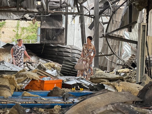 Dopo l’ennesima nottata di attacchi incrociati il Cremlino respinge il piano di pace proposto da Kiev. “Paese terzo non può occuparsi del Donbass, è territorio russo”