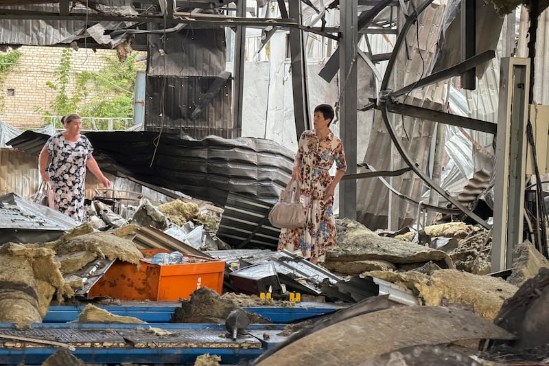 Dopo l’ennesima nottata di attacchi incrociati il Cremlino respinge il piano di pace proposto da Kiev. “Paese terzo non può occuparsi del Donbass, è territorio russo”