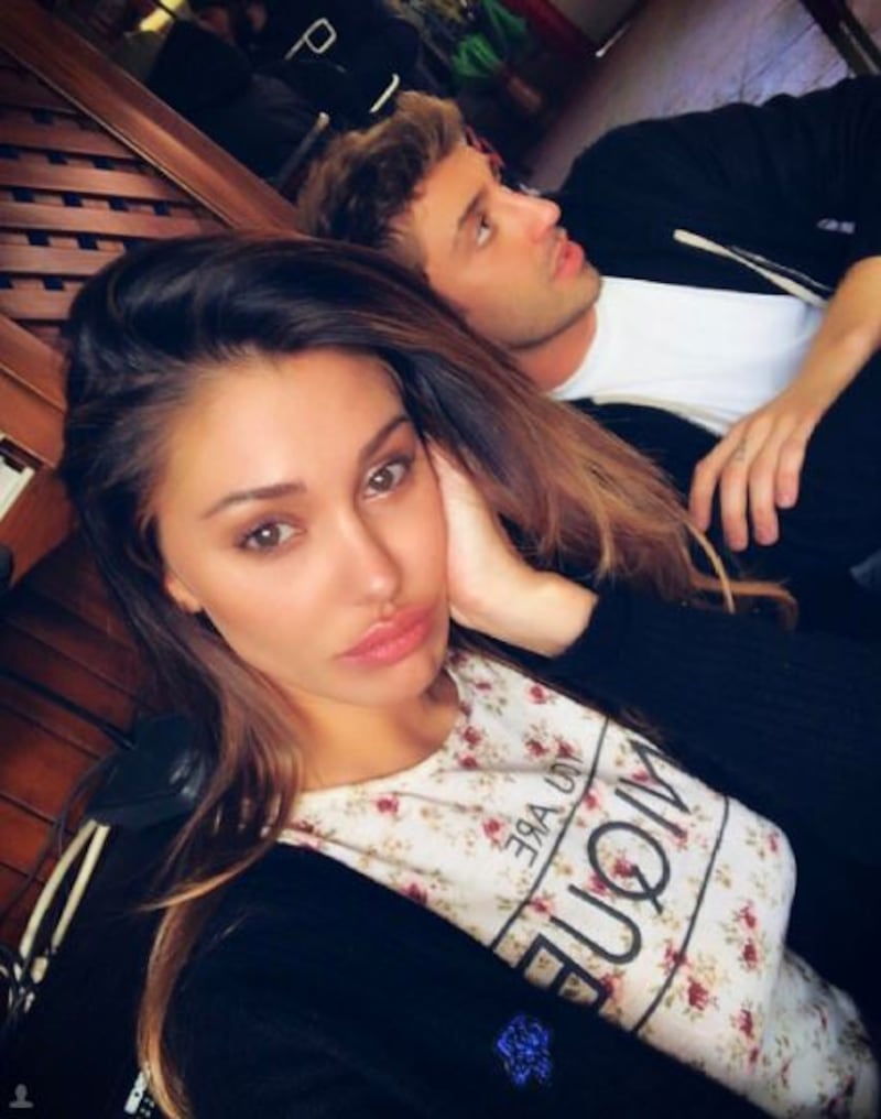 Belen Rodriguez e Andrea Iannone sexy in foto 17