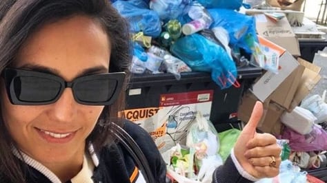 Caterina Balivo, selfie con l'immondizia per denunciare il degrado di Roma