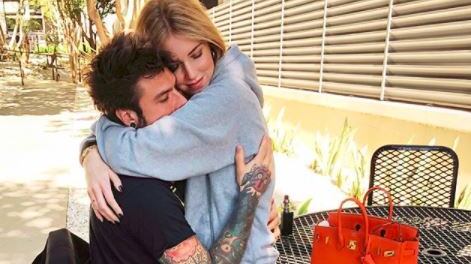 Chiara Ferragni lascia prima del previsto la settimana parigina della moda. "Torno a casa"