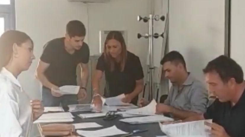 Il candidato di Calenda firma le assunzioni in campagna elettorale come Emiliano
