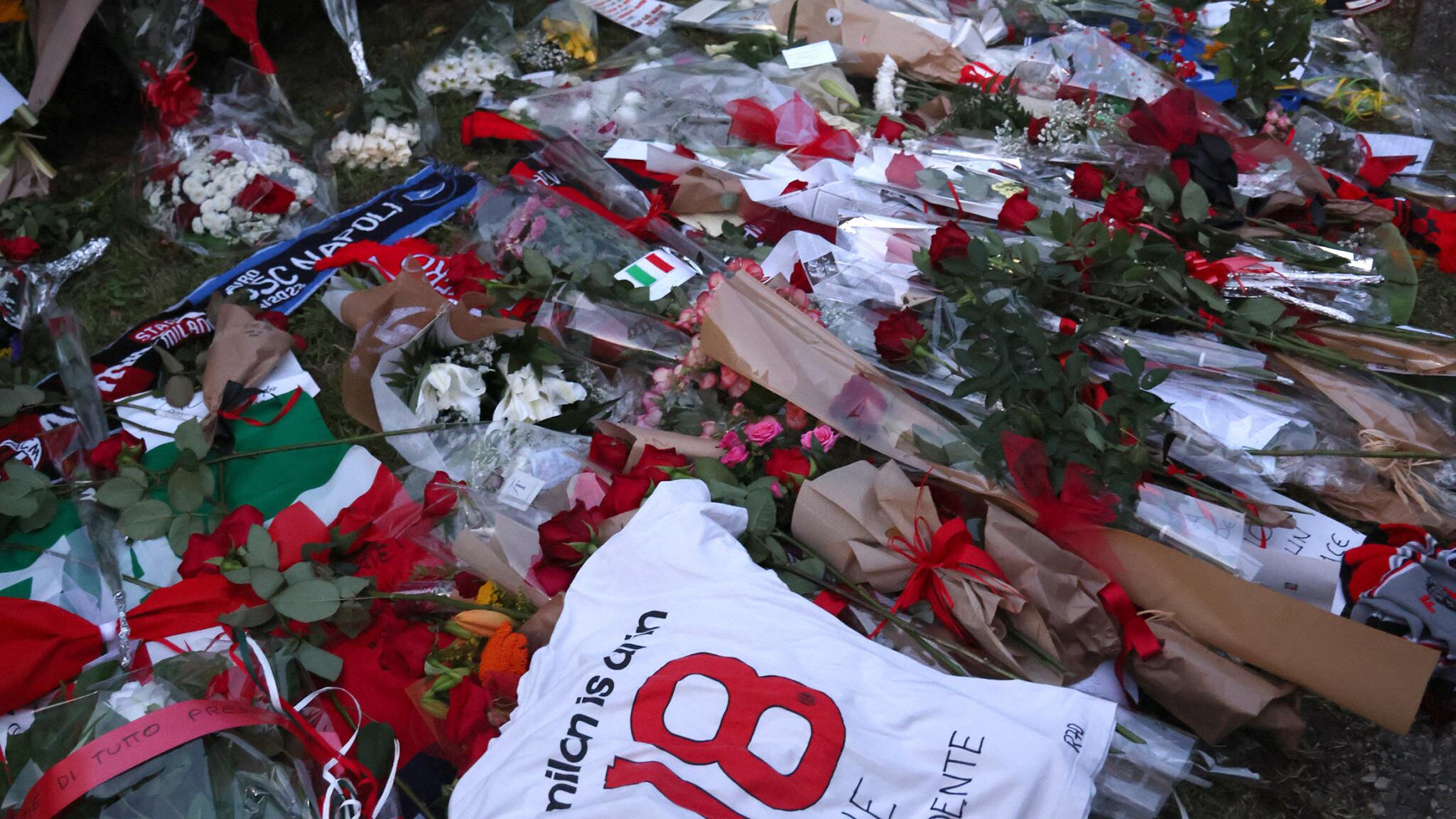 "C'è solo un Presidente". Cori e rose dai tifosi della Curva Sud ad Arcore