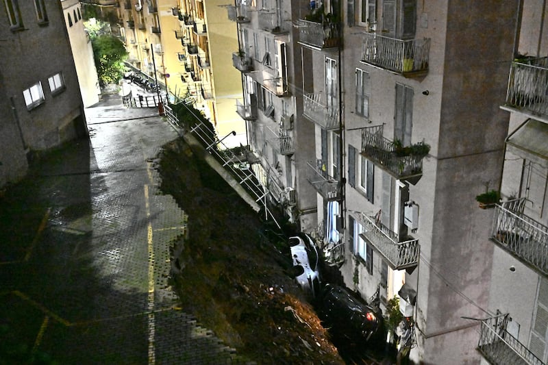 Genova, crolla un parcheggio nel quartiere di Castelletto: le immagini 6
