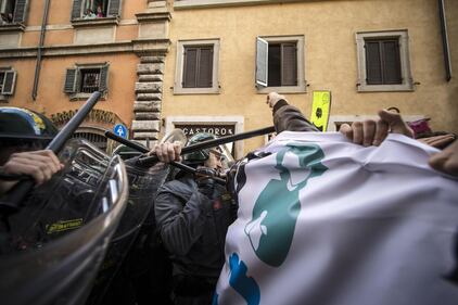 Corteo e scontri contro il Jobs act 6