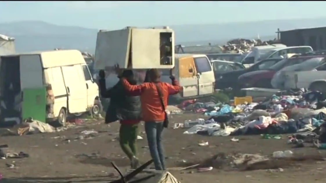 Sgomberato il ghetto di Rignano. Ma i migranti: "Restiamo qui"