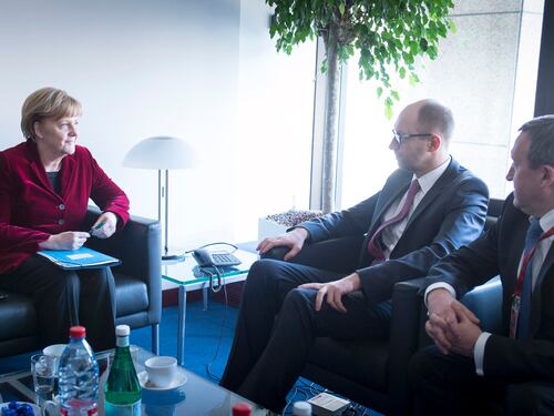 Kiev: "Pronti a firmare accordo Ue". Crimea: ok all'annessione a Mosca