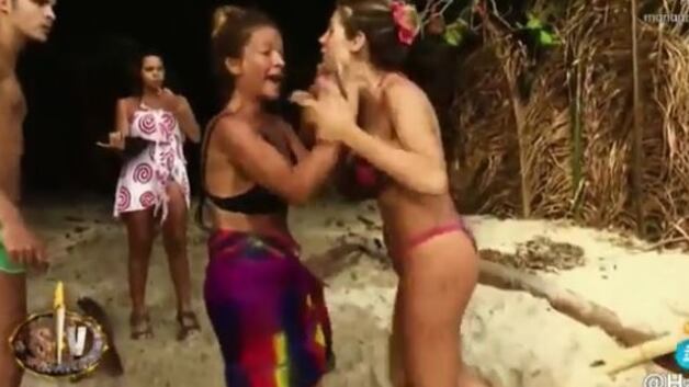 Isola dei Famosi, Paola Caruso aggredisce un'altra concorrente. Poi scoppia a piangere