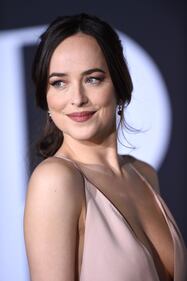 Dakota Johnson senza reggiseno per "50 Sfumature di Nero" 21