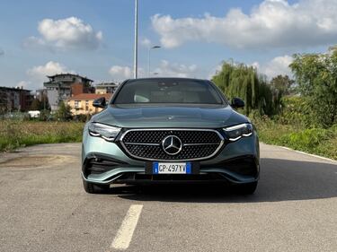 Mercedes Classe E 300e: guarda la gallery della berlina ibrida super lusso 15