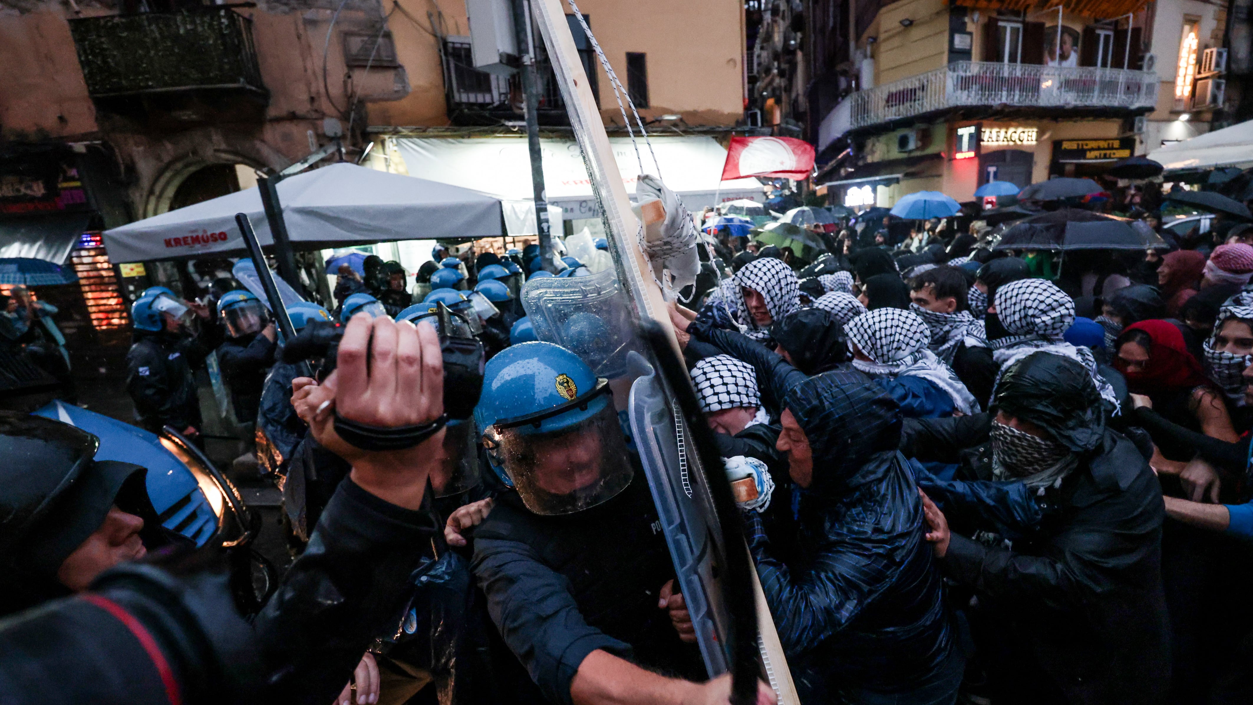 Scontri a Napoli. Le piazze celebrano il boia: "Sinwar leggenda"