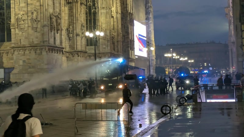 La vergogna di piazza Duomo - Guarda tutte le foto degli assalti alla polizia e della distruzione del centro
