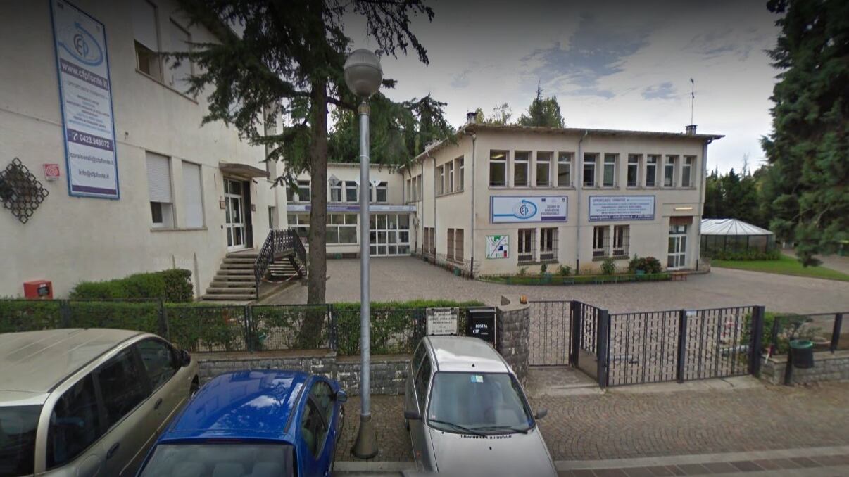 Treviso, pugni durante la ricreazione: 15enne sviene in cortile
